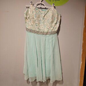 Mint Lacy bodice, flowy homecoming dress, size 16 NWT